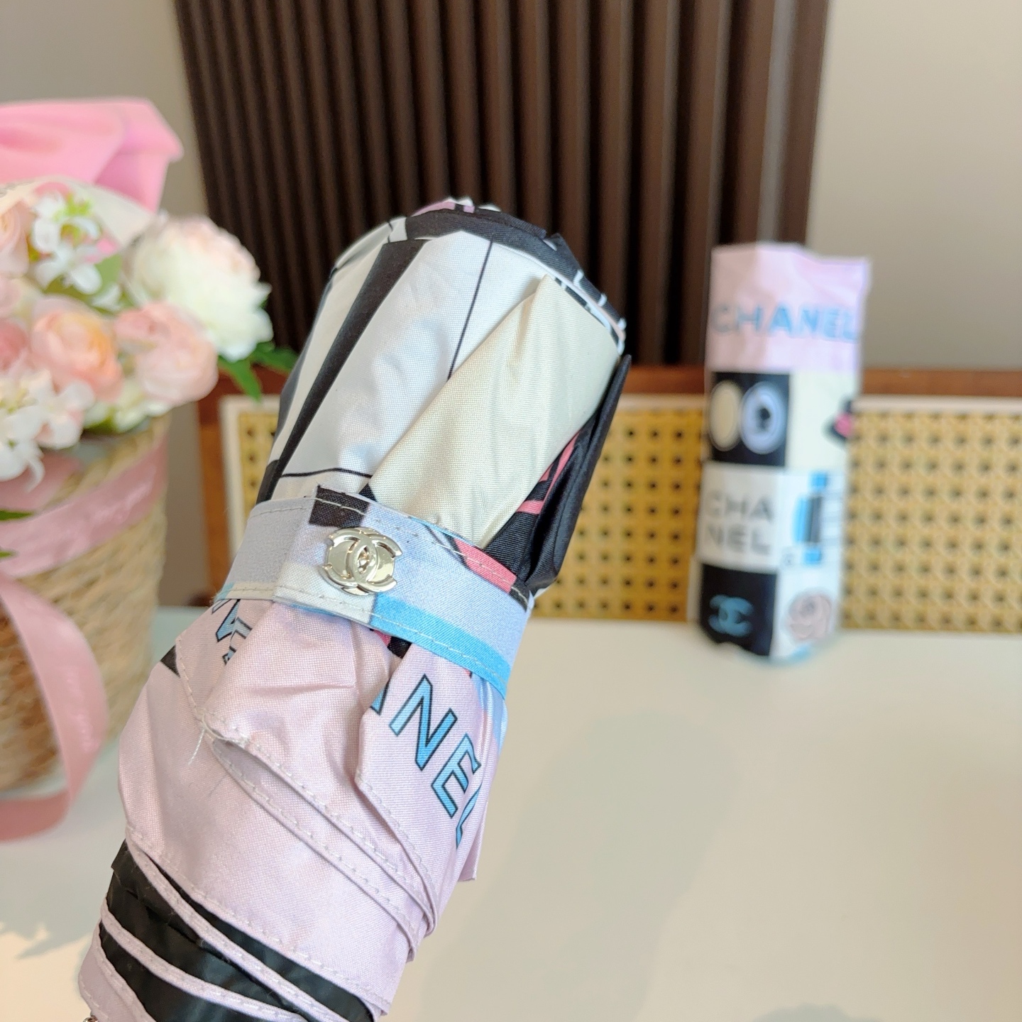  CHANEL香奈儿 五折伞 热卖款 时尚指数爆表 不论晴天雨天使用都相得益彰 拥有它感受风从身体经过的