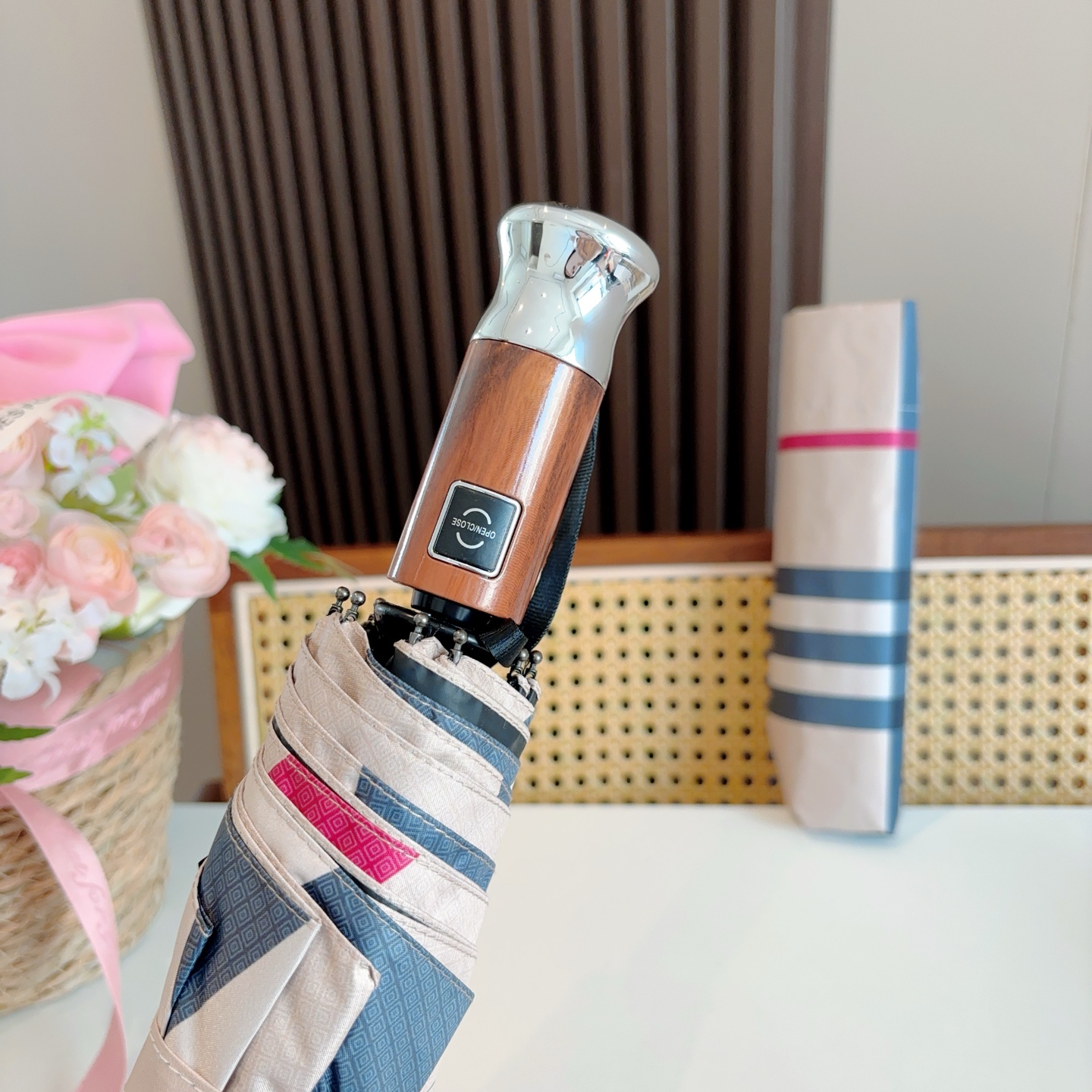  BURBERRY（巴宝莉） 三折自动折叠晴雨伞 年度巅峰之作 经典 高雅 时髦 这就是被称为英国BUR