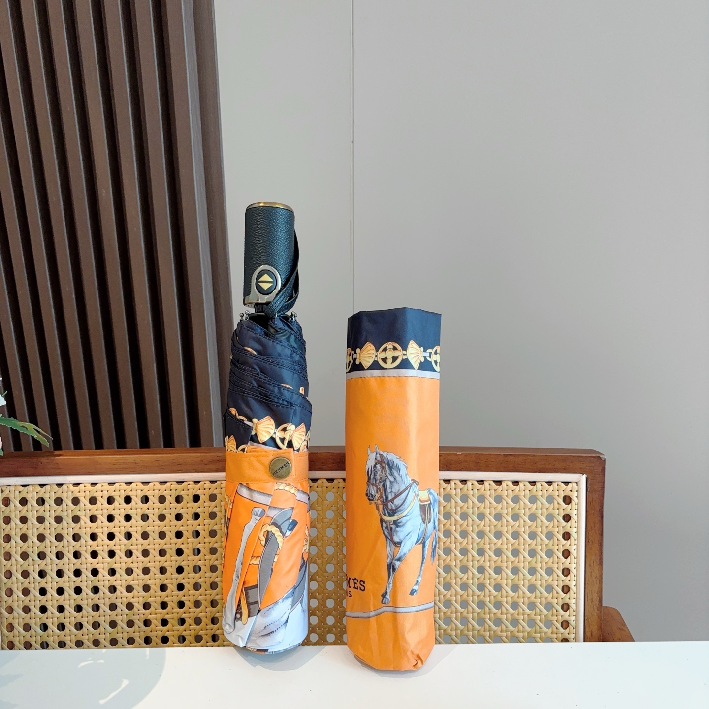 爱马仕（Hermès）   新款 极品H家三折自动伞重磅呈现 以其精湛的工艺技术和源源不断的想像力 新涂