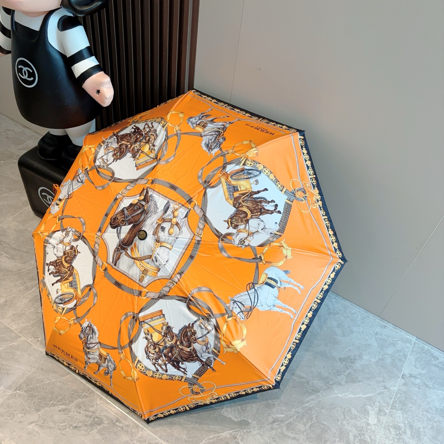 爱马仕（Hermès）   新款 极品H家三折自动伞重磅呈现 以其精湛的工艺技术和源源不断的想像力 新涂