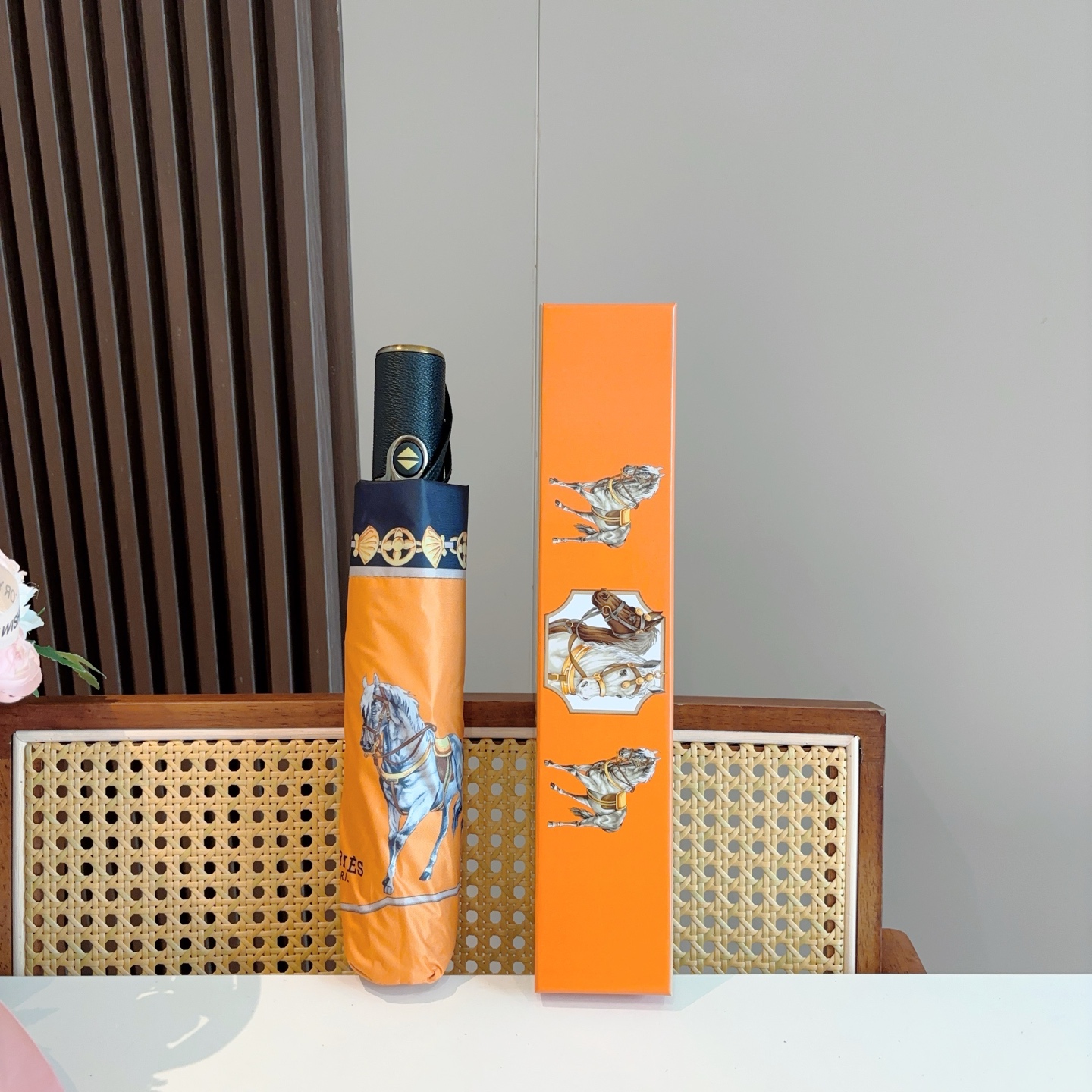 爱马仕（Hermès）   新款 极品H家三折自动伞重磅呈现 以其精湛的工艺技术和源源不断的想像力 新涂