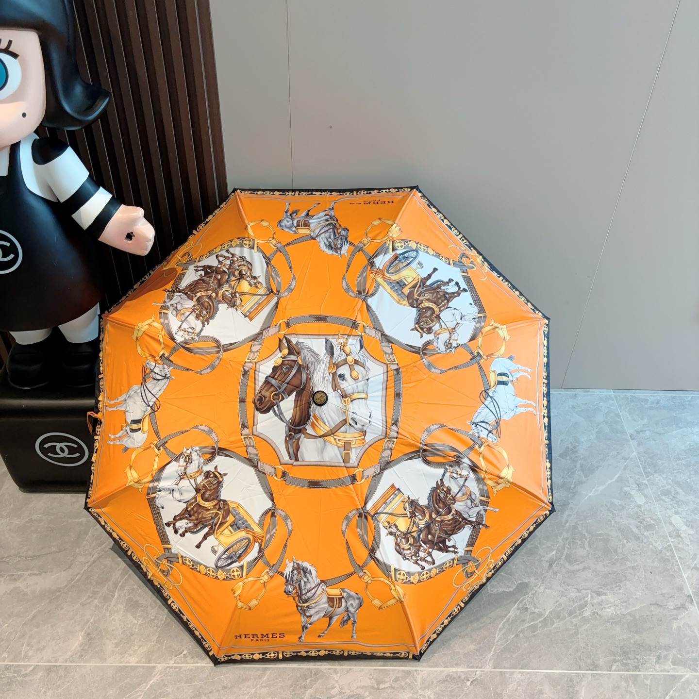 爱马仕（Hermès）   新款 极品H家三折自动伞重磅呈现 以其精湛的工艺技术和源源不断的想像力 新涂