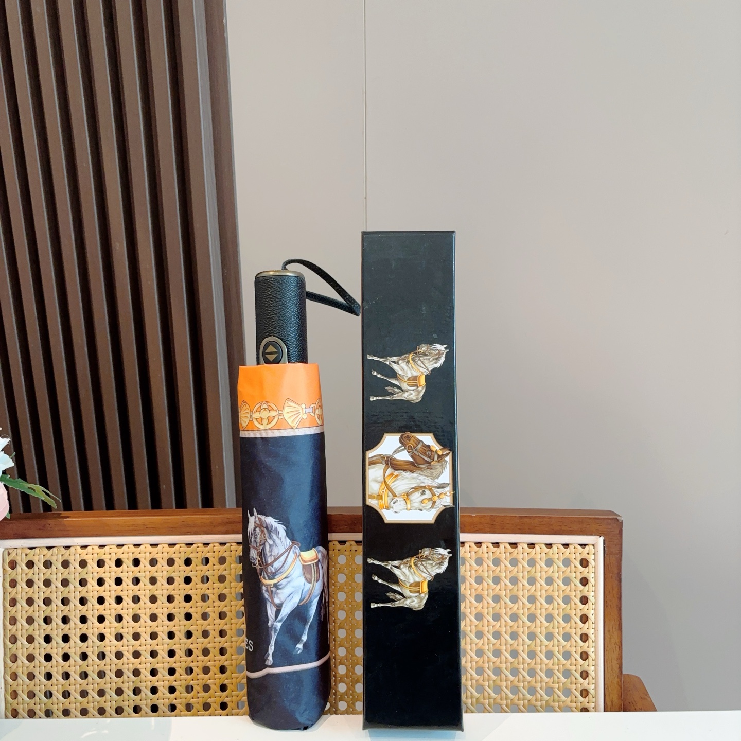 爱马仕（Hermès）   新款 极品H家三折自动伞重磅呈现 以其精湛的工艺技术和源源不断的想像力 新涂