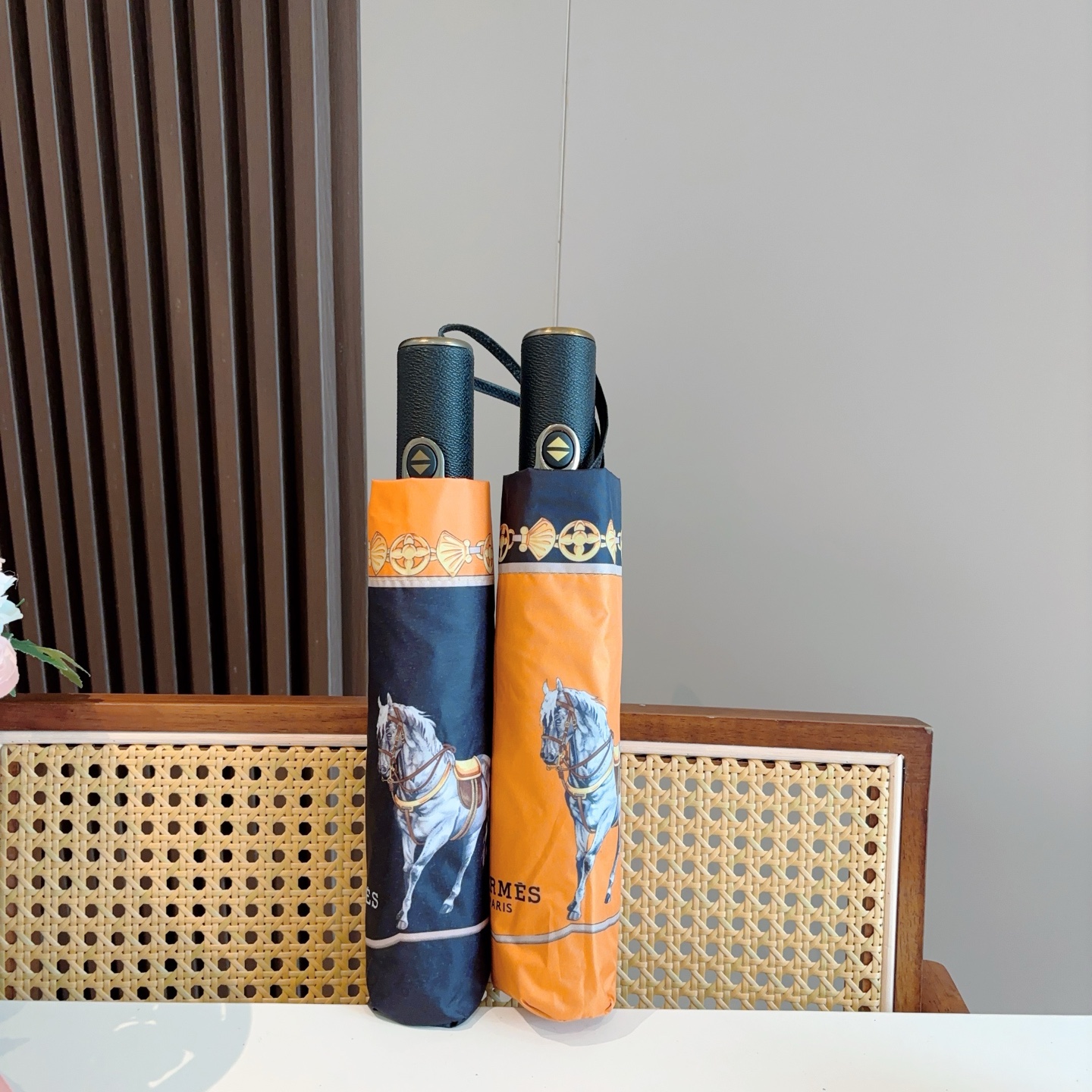 爱马仕（Hermès）   新款 极品H家三折自动伞重磅呈现 以其精湛的工艺技术和源源不断的想像力 新涂