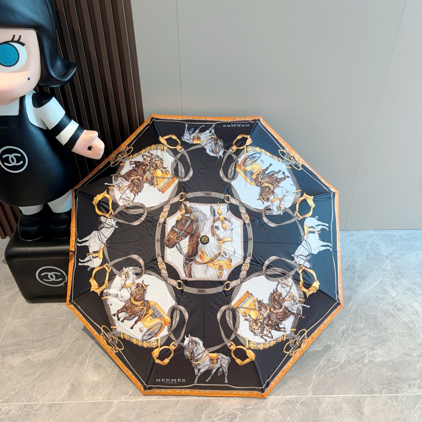 爱马仕（Hermès）   新款 极品H家三折自动伞重磅呈现 以其精湛的工艺技术和源源不断的想像力 新涂