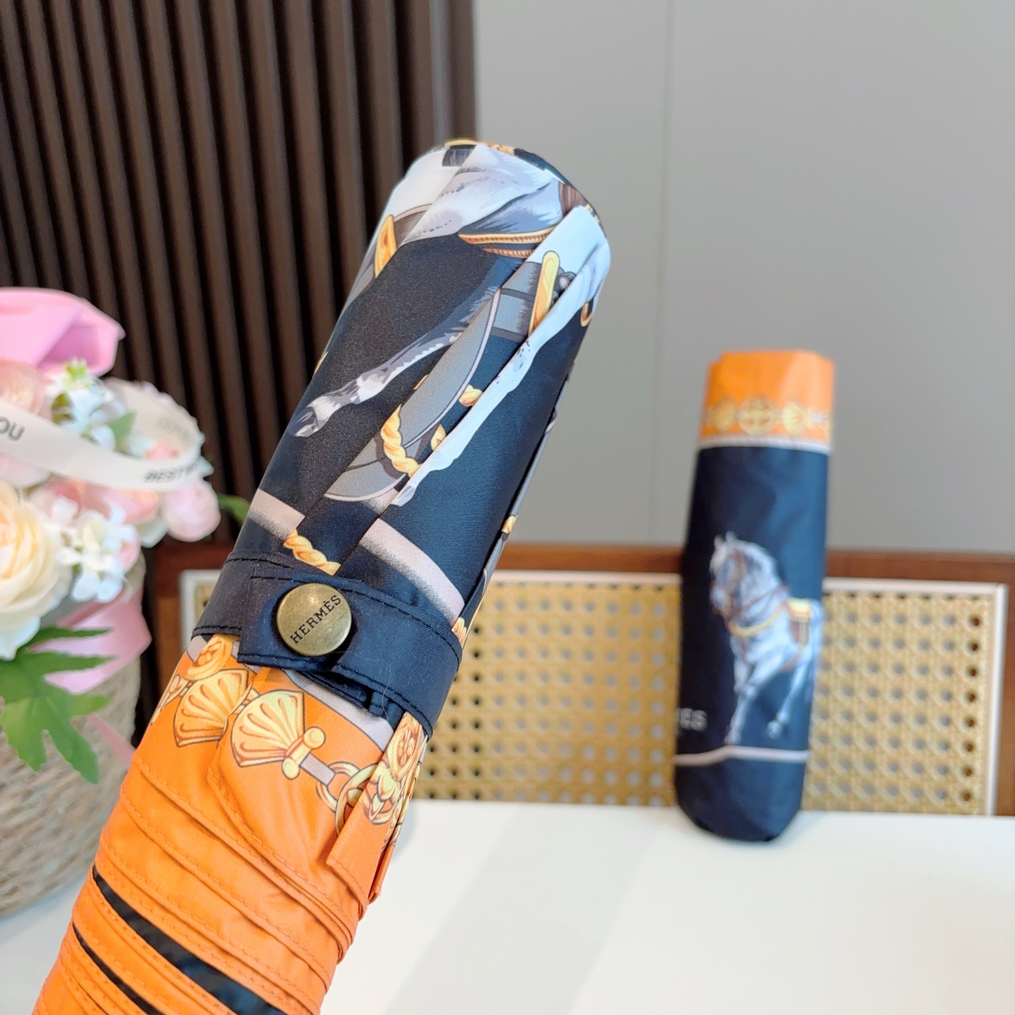 爱马仕（Hermès）   新款 极品H家三折自动伞重磅呈现 以其精湛的工艺技术和源源不断的想像力 新涂
