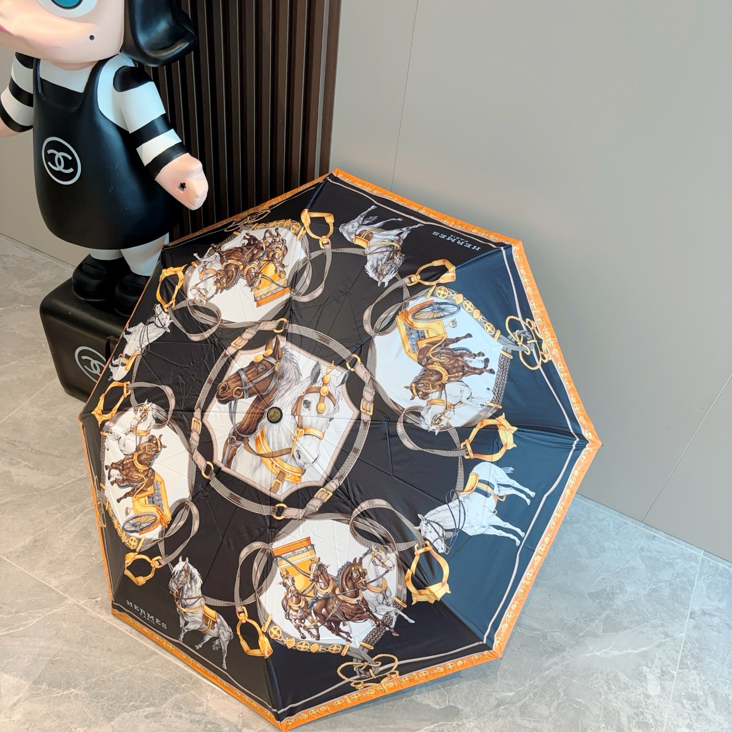 爱马仕（Hermès）   新款 极品H家三折自动伞重磅呈现 以其精湛的工艺技术和源源不断的想像力 新涂