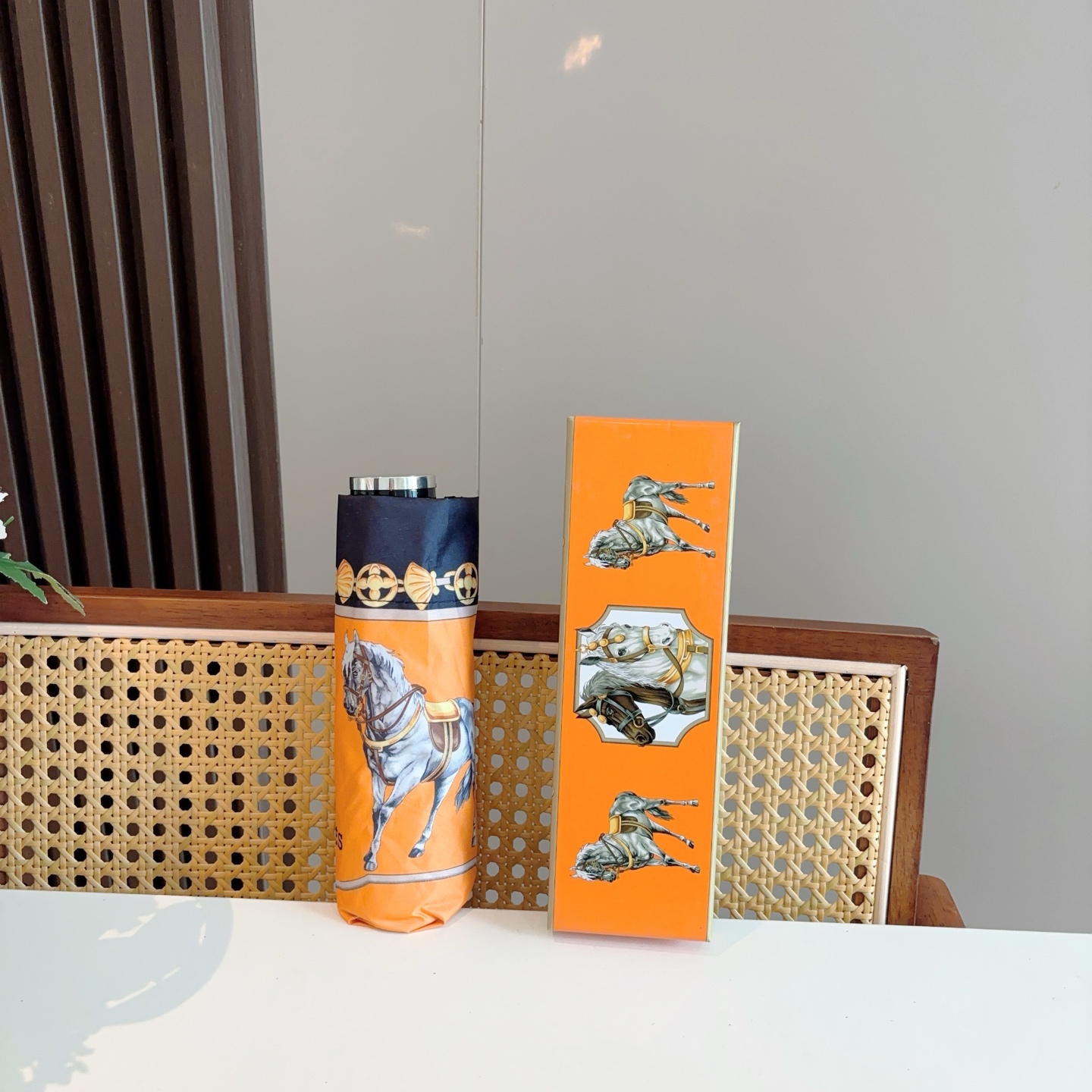 HERMÈS (爱马仕)新款 五折伞 热卖款 时尚指数爆表 不论晴天雨天使用都相得益彰 拥有它感受风从身
