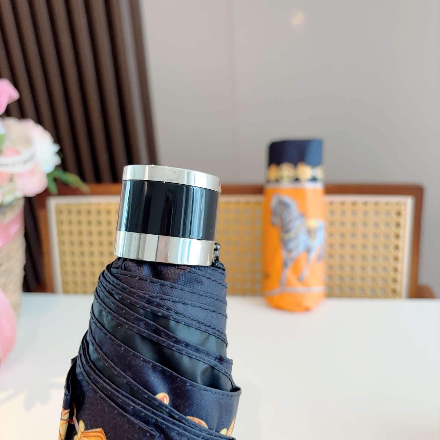 HERMÈS (爱马仕)新款 五折伞 热卖款 时尚指数爆表 不论晴天雨天使用都相得益彰 拥有它感受风从身