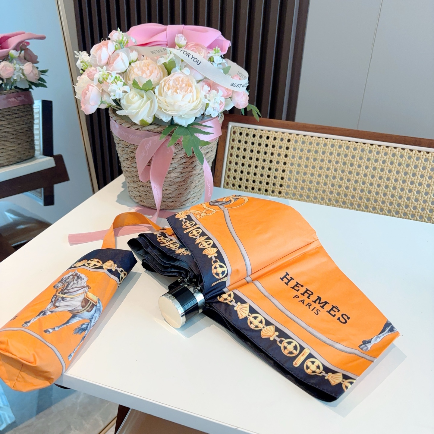 HERMÈS (爱马仕)新款 五折伞 热卖款 时尚指数爆表 不论晴天雨天使用都相得益彰 拥有它感受风从身