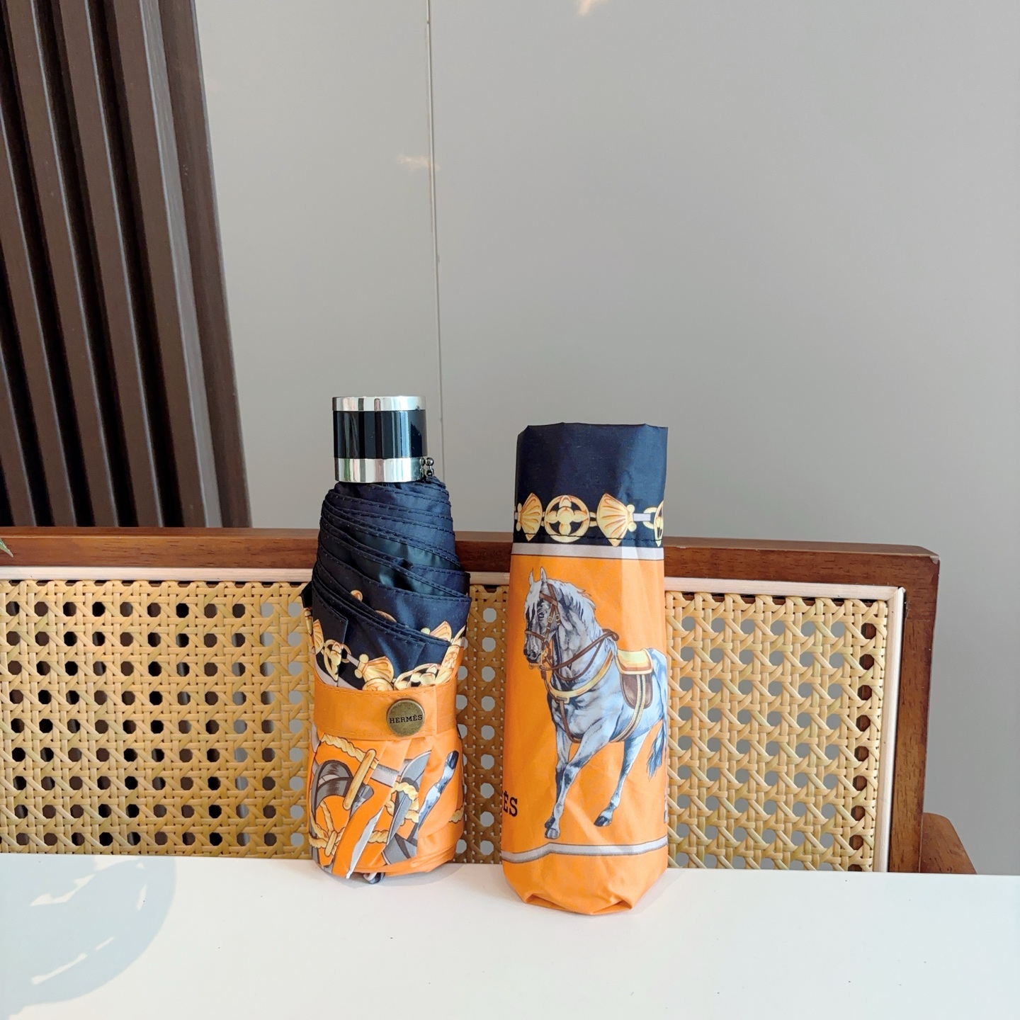 HERMÈS (爱马仕)新款 五折伞 热卖款 时尚指数爆表 不论晴天雨天使用都相得益彰 拥有它感受风从身