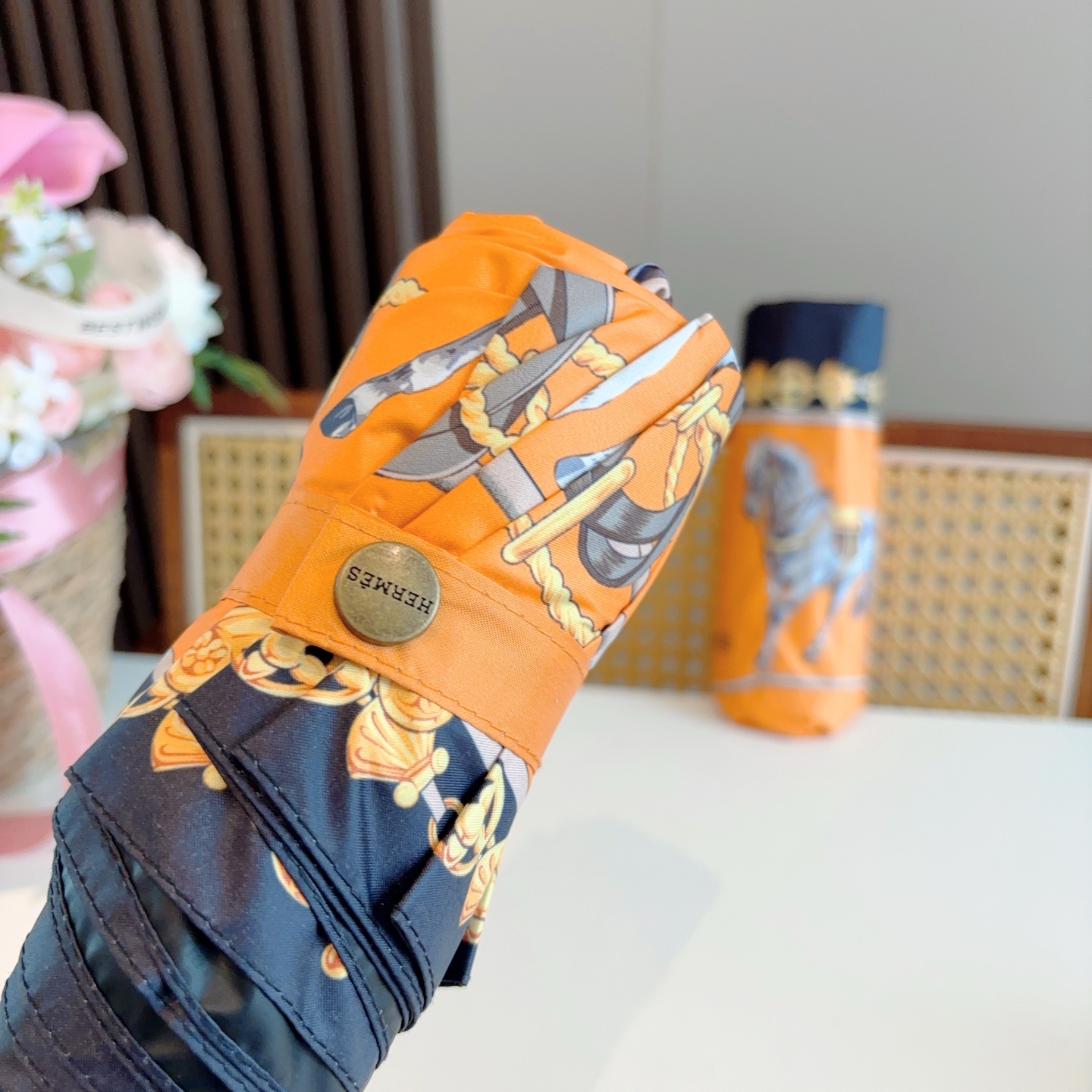 HERMÈS (爱马仕)新款 五折伞 热卖款 时尚指数爆表 不论晴天雨天使用都相得益彰 拥有它感受风从身