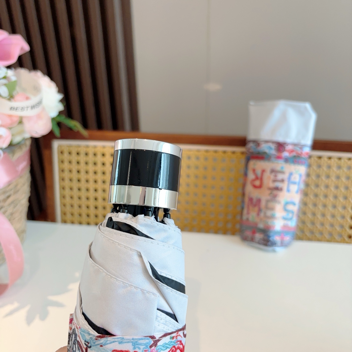 HERMÈS (爱马仕)新款 五折伞 热卖款 时尚指数爆表 不论晴天雨天使用都相得益彰 拥有它感受风从身