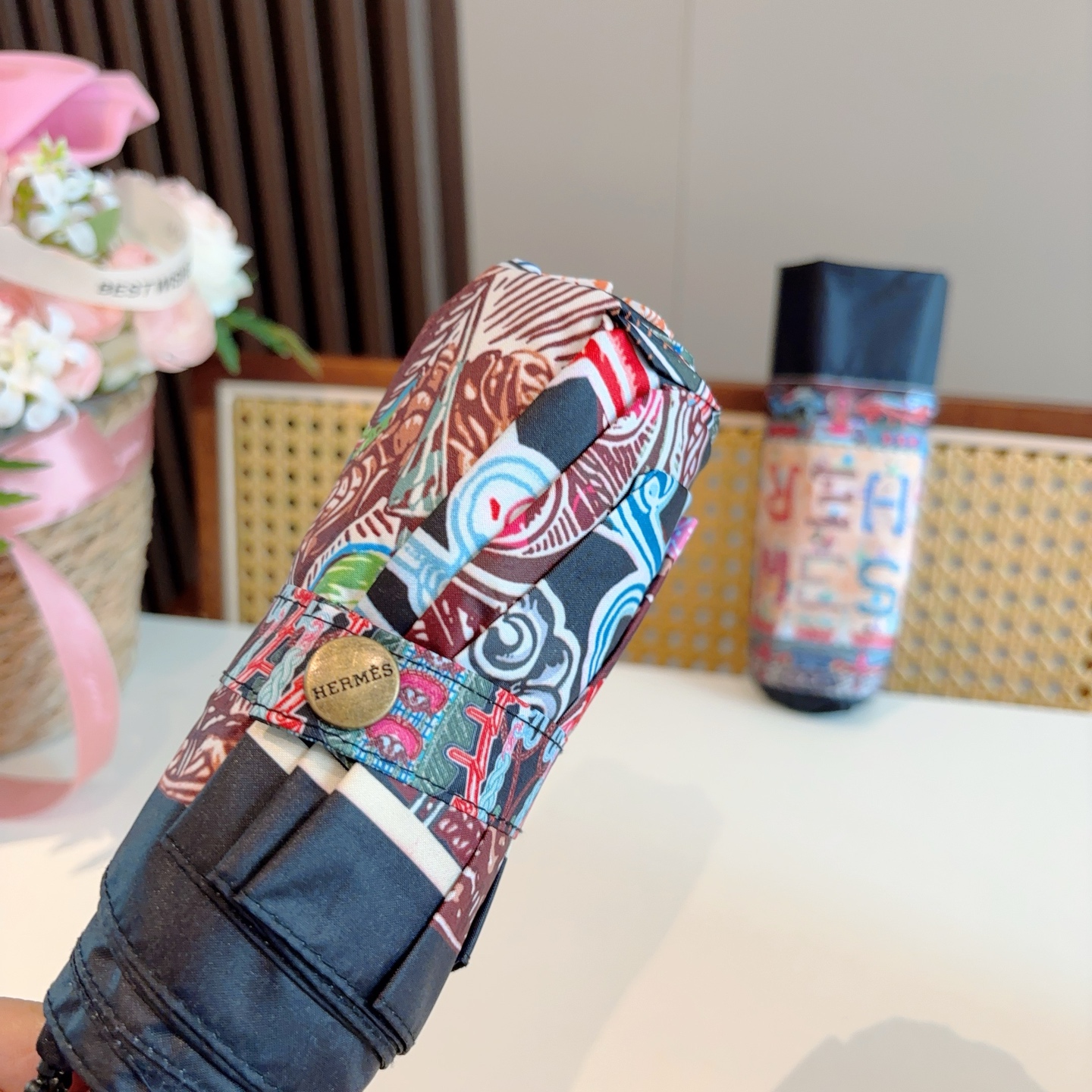 HERMÈS (爱马仕)新款 五折伞 热卖款 时尚指数爆表 不论晴天雨天使用都相得益彰 拥有它感受风从身