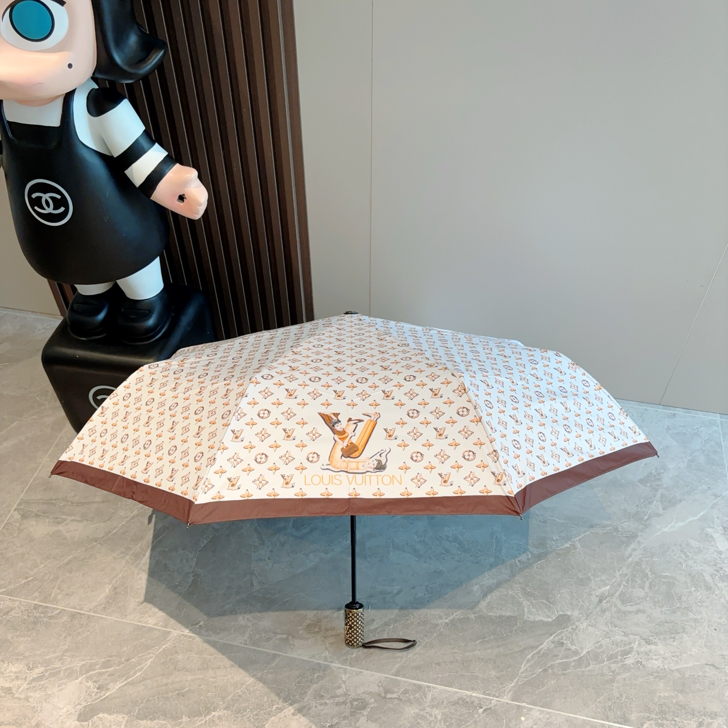 LOUIS VUITTON （路易威登）新款 三折自动折叠晴雨伞 新涂层技术深色伞面 拥有令人惊喜的遮光