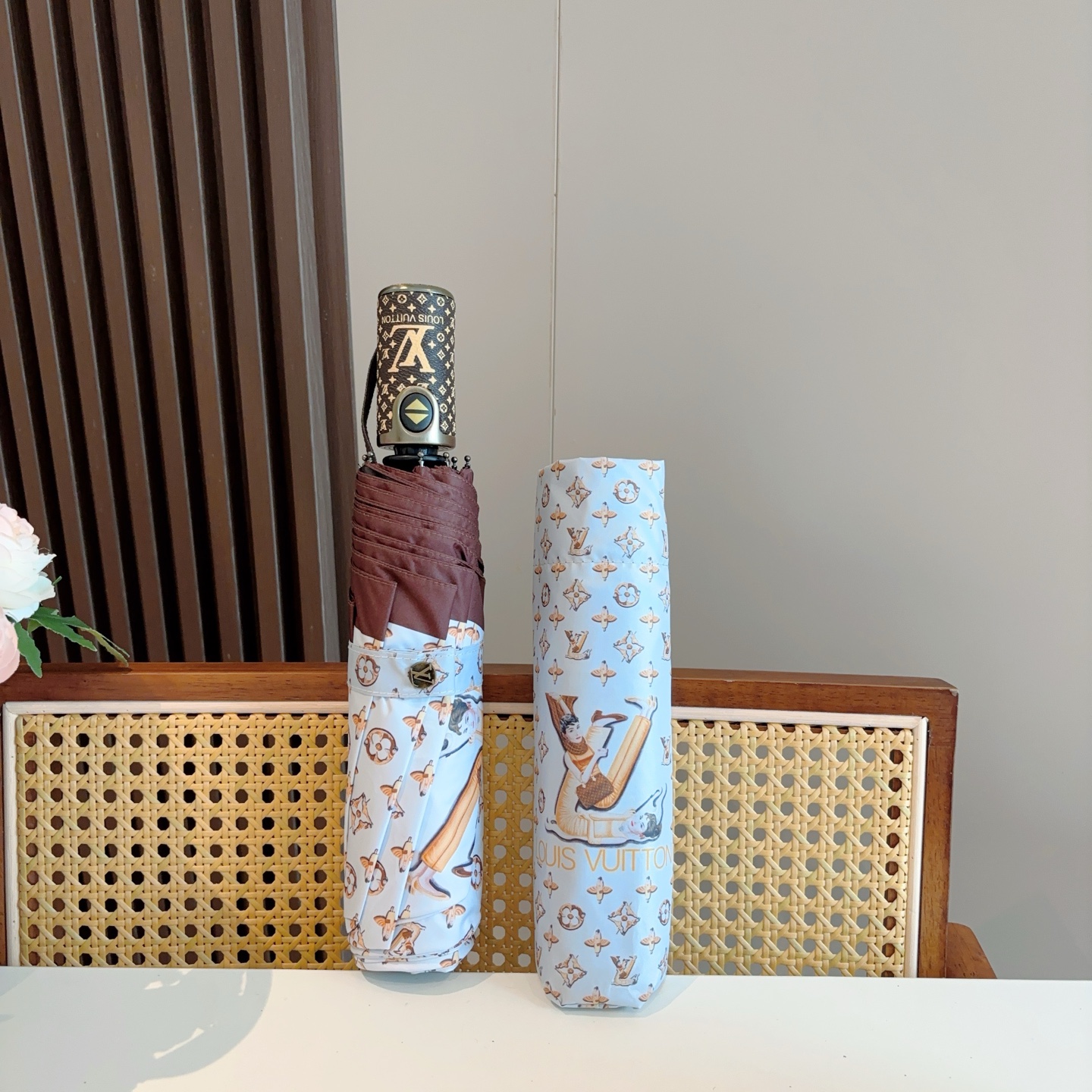 LOUIS VUITTON （路易威登）新款 三折自动折叠晴雨伞 新涂层技术深色伞面 拥有令人惊喜的遮光