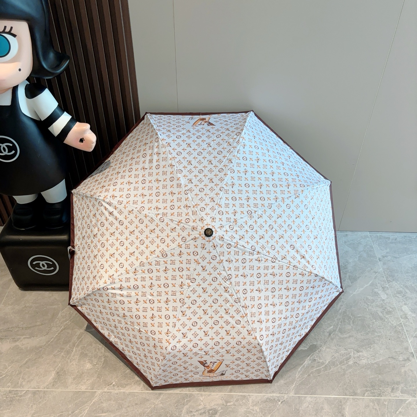 LOUIS VUITTON （路易威登）新款 三折自动折叠晴雨伞 新涂层技术深色伞面 拥有令人惊喜的遮光