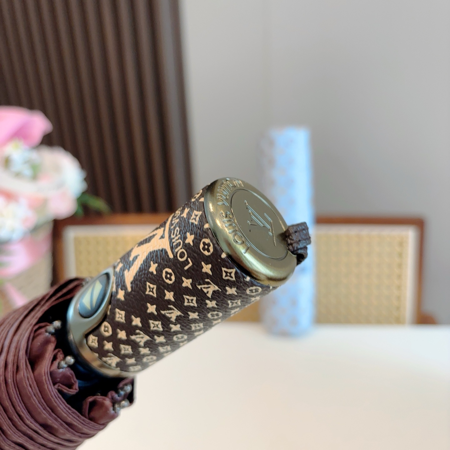 LOUIS VUITTON （路易威登）新款 三折自动折叠晴雨伞 新涂层技术深色伞面 拥有令人惊喜的遮光