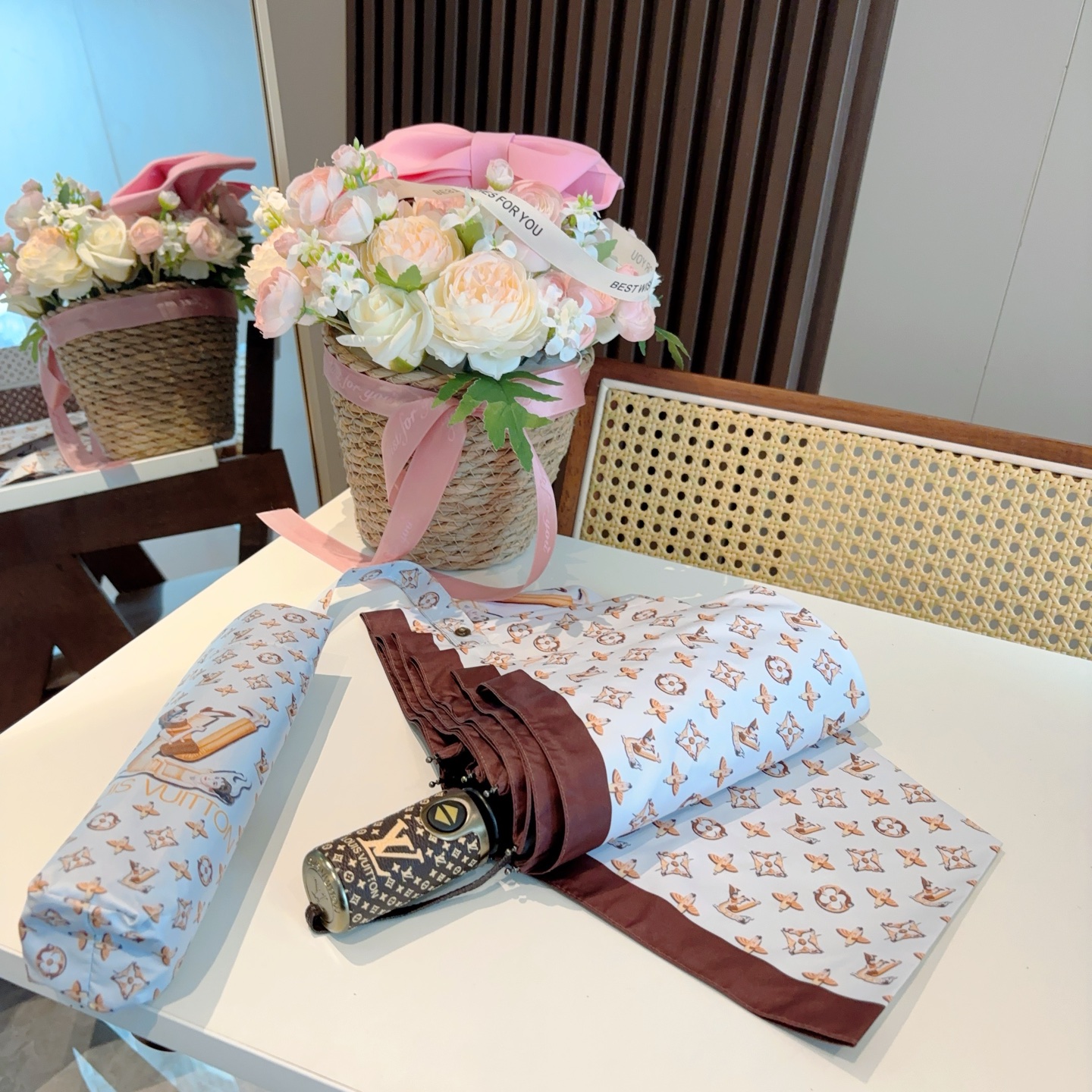 LOUIS VUITTON （路易威登）新款 三折自动折叠晴雨伞 新涂层技术深色伞面 拥有令人惊喜的遮光