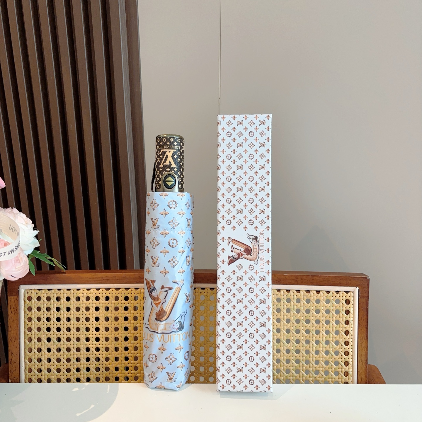 LOUIS VUITTON （路易威登）新款 三折自动折叠晴雨伞 新涂层技术深色伞面 拥有令人惊喜的遮光