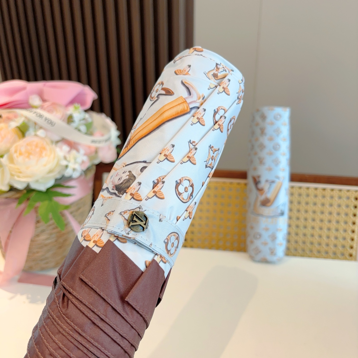 LOUIS VUITTON （路易威登）新款 三折自动折叠晴雨伞 新涂层技术深色伞面 拥有令人惊喜的遮光