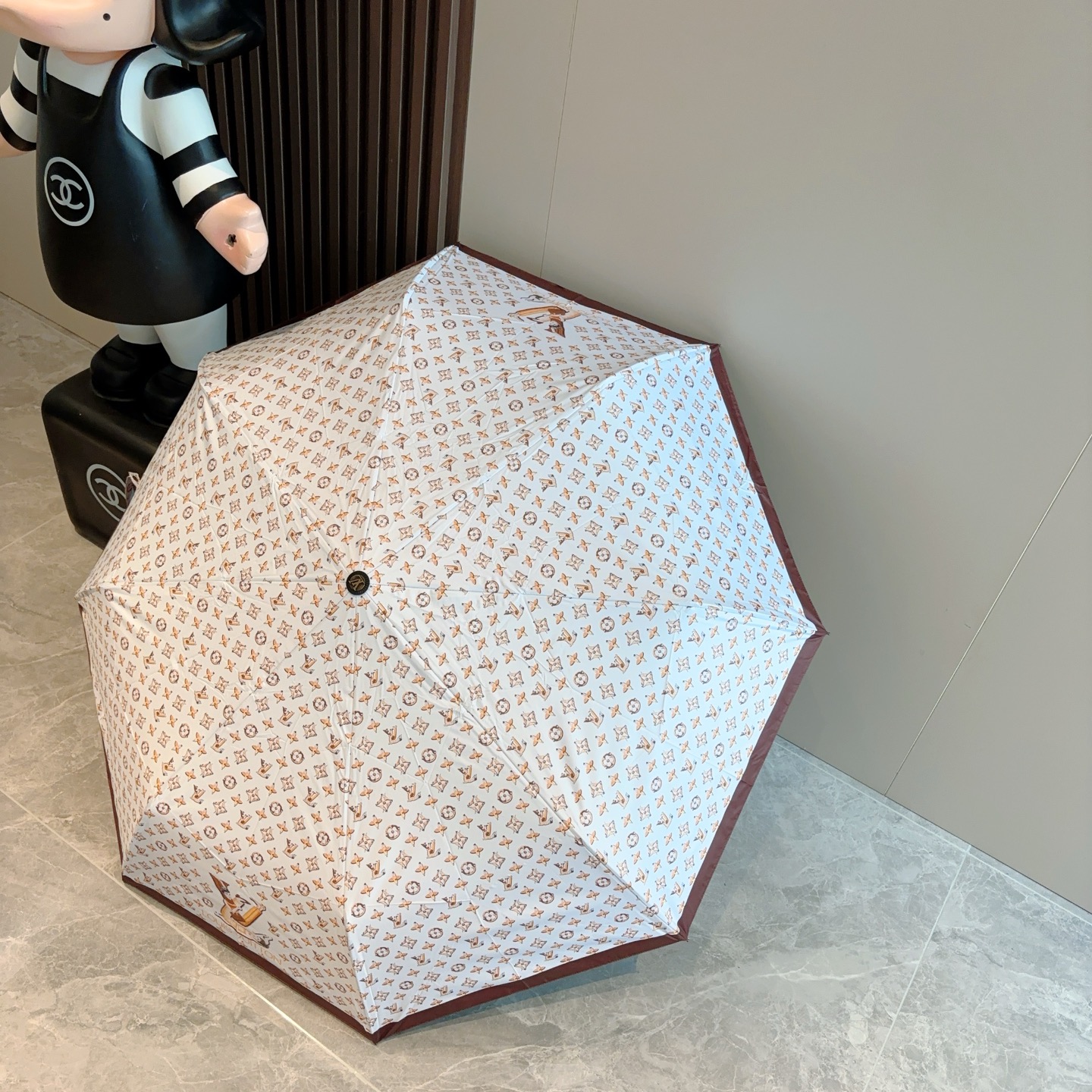 LOUIS VUITTON （路易威登）新款 三折自动折叠晴雨伞 新涂层技术深色伞面 拥有令人惊喜的遮光