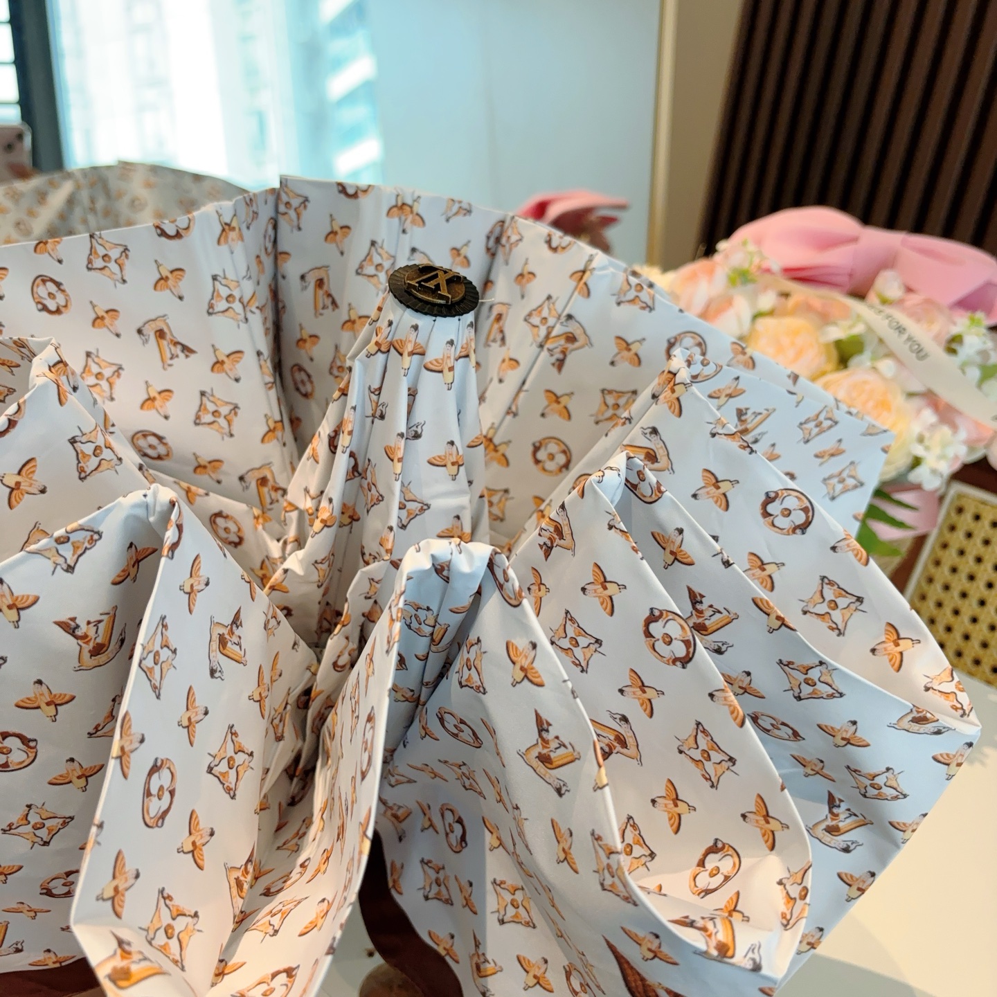 LOUIS VUITTON （路易威登）新款 三折自动折叠晴雨伞 新涂层技术深色伞面 拥有令人惊喜的遮光
