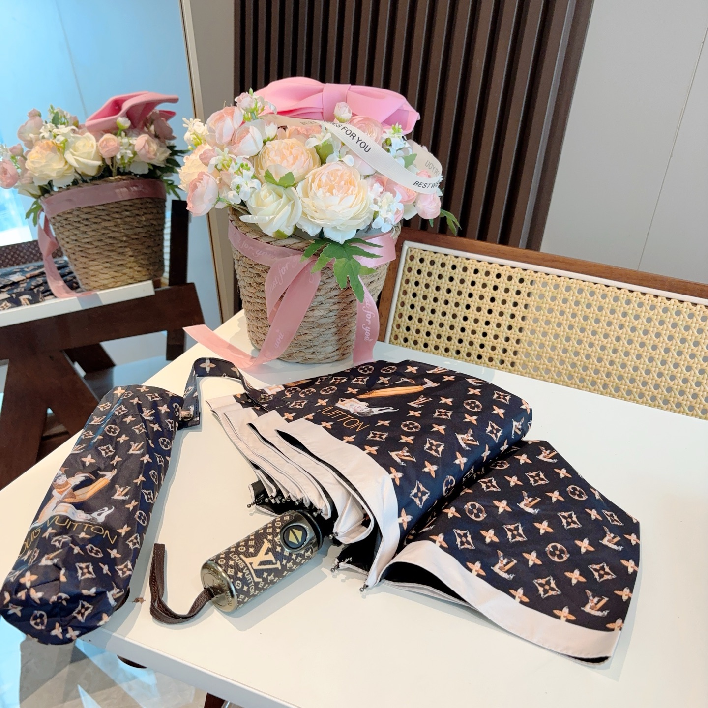 LOUIS VUITTON （路易威登）新款 三折自动折叠晴雨伞 新涂层技术深色伞面 拥有令人惊喜的遮光