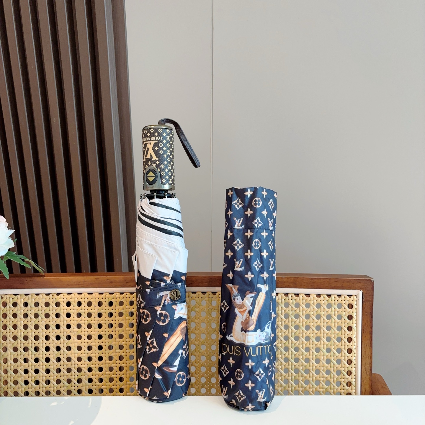 LOUIS VUITTON （路易威登）新款 三折自动折叠晴雨伞 新涂层技术深色伞面 拥有令人惊喜的遮光