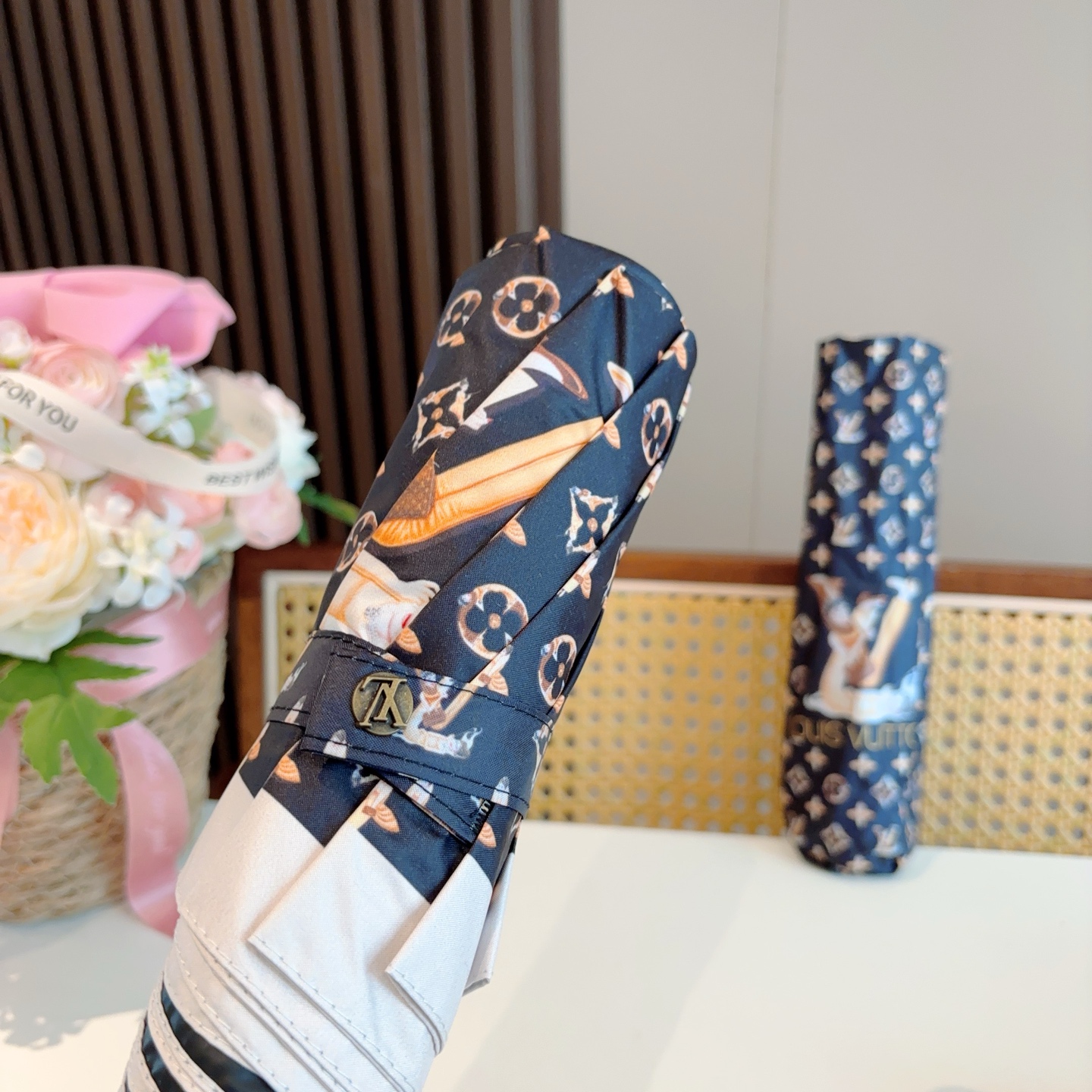 LOUIS VUITTON （路易威登）新款 三折自动折叠晴雨伞 新涂层技术深色伞面 拥有令人惊喜的遮光