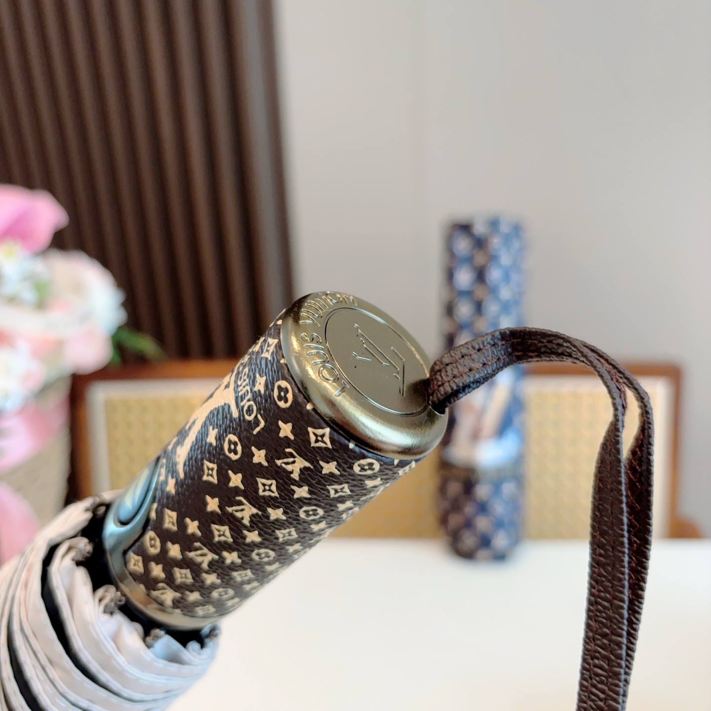 LOUIS VUITTON （路易威登）新款 三折自动折叠晴雨伞 新涂层技术深色伞面 拥有令人惊喜的遮光