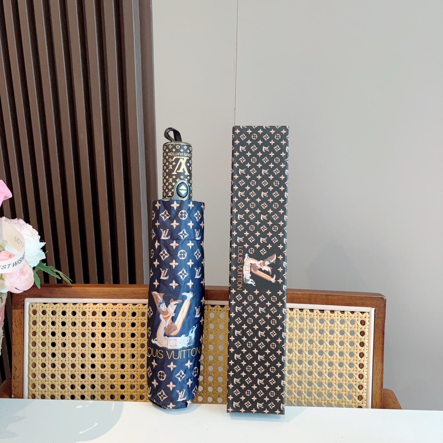 LOUIS VUITTON （路易威登）新款 三折自动折叠晴雨伞 新涂层技术深色伞面 拥有令人惊喜的遮光