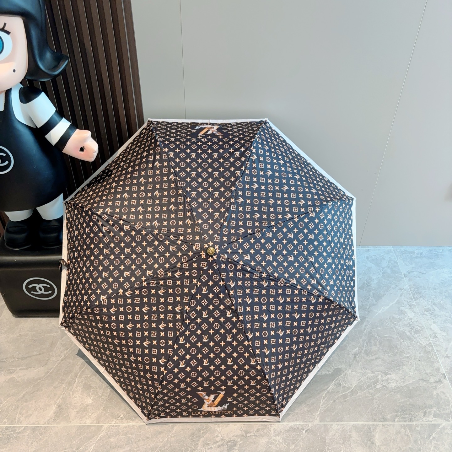 LOUIS VUITTON （路易威登）新款 三折自动折叠晴雨伞 新涂层技术深色伞面 拥有令人惊喜的遮光