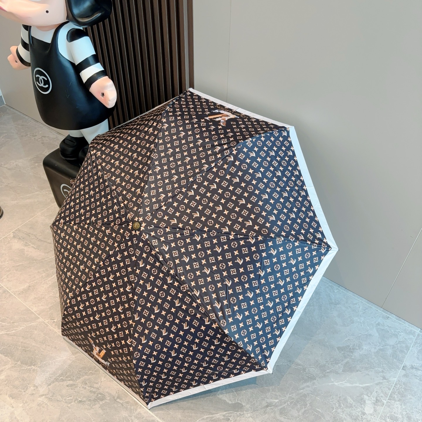 LOUIS VUITTON （路易威登）新款 三折自动折叠晴雨伞 新涂层技术深色伞面 拥有令人惊喜的遮光