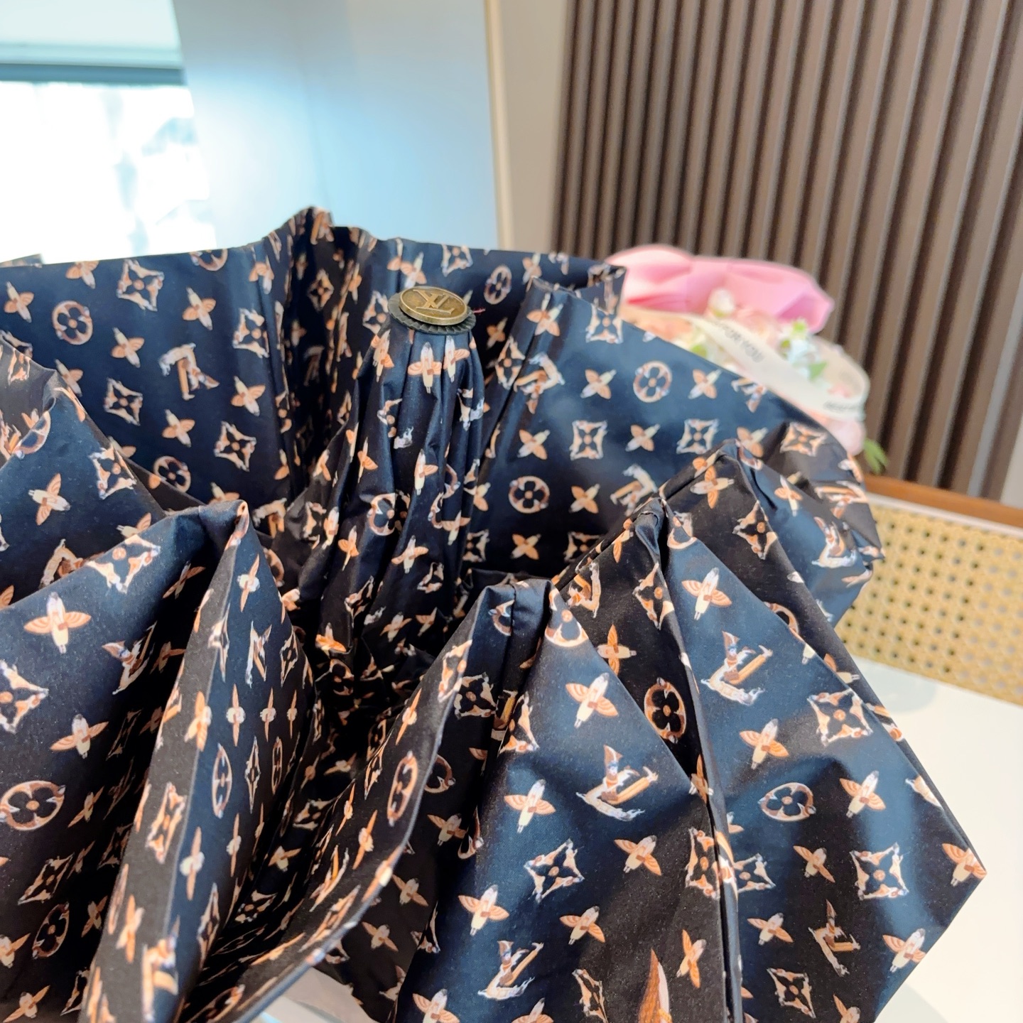 LOUIS VUITTON （路易威登）新款 三折自动折叠晴雨伞 新涂层技术深色伞面 拥有令人惊喜的遮光