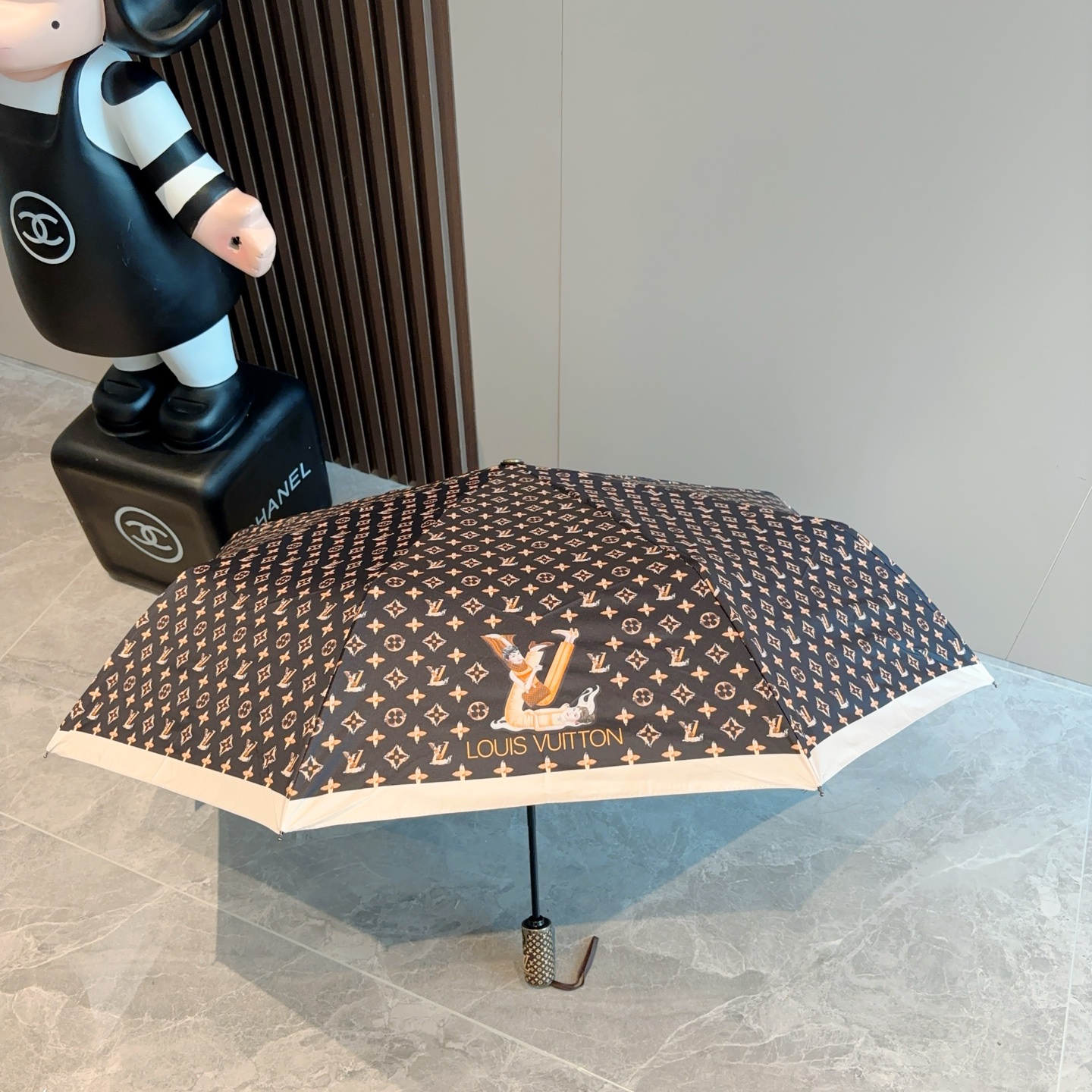 LOUIS VUITTON （路易威登）新款 三折自动折叠晴雨伞 新涂层技术深色伞面 拥有令人惊喜的遮光