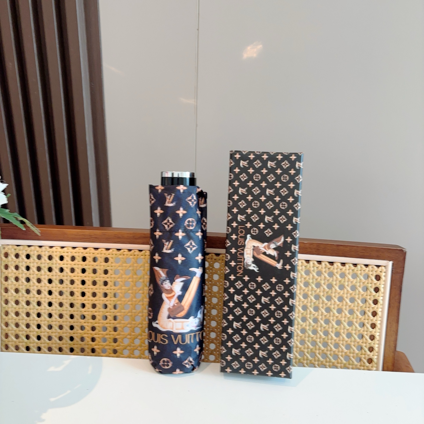   LOUIS VUITTON （路易威登）五折手开晴雨伞 新涂层技术深色伞面 拥有令人惊喜的遮光效果！