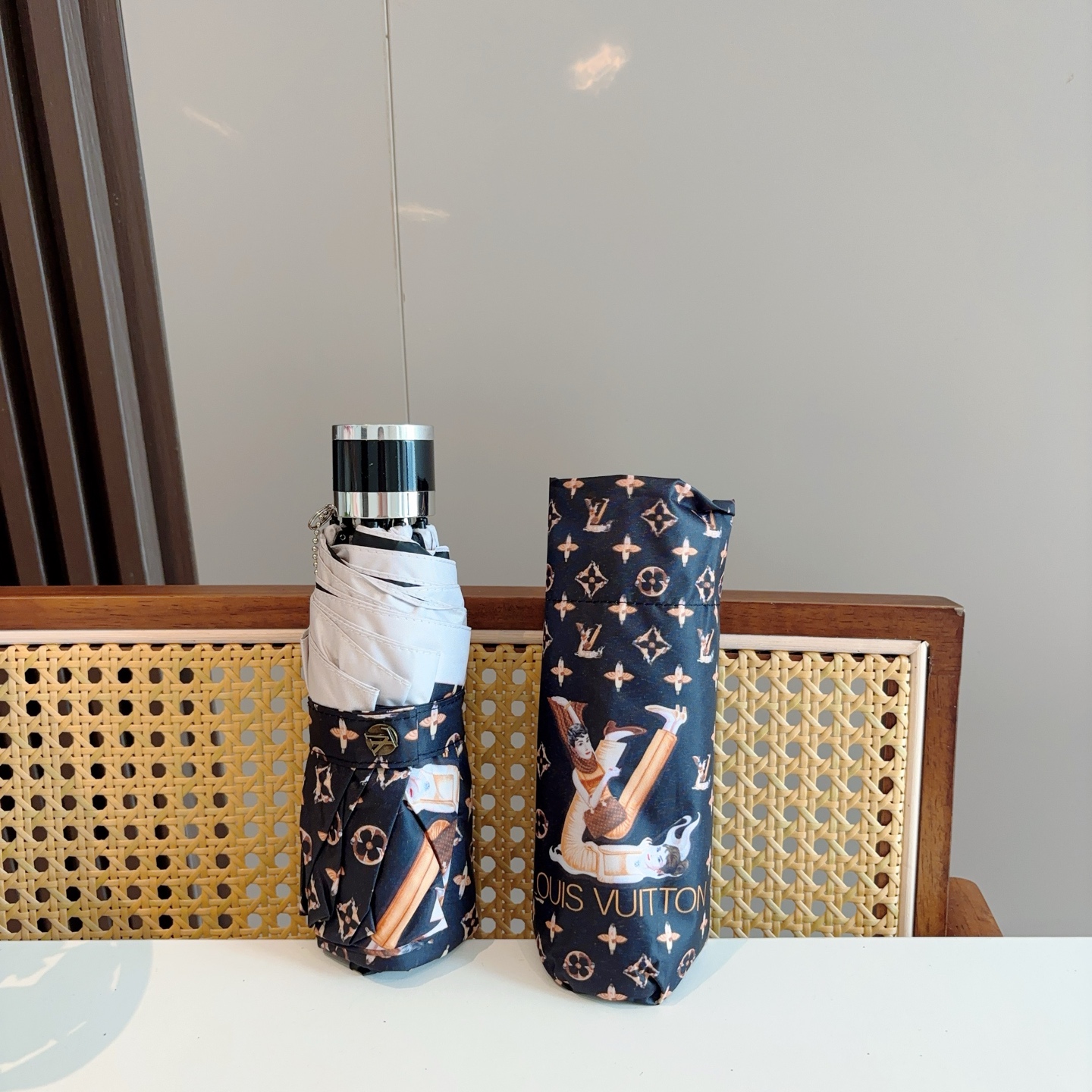   LOUIS VUITTON （路易威登）五折手开晴雨伞 新涂层技术深色伞面 拥有令人惊喜的遮光效果！
