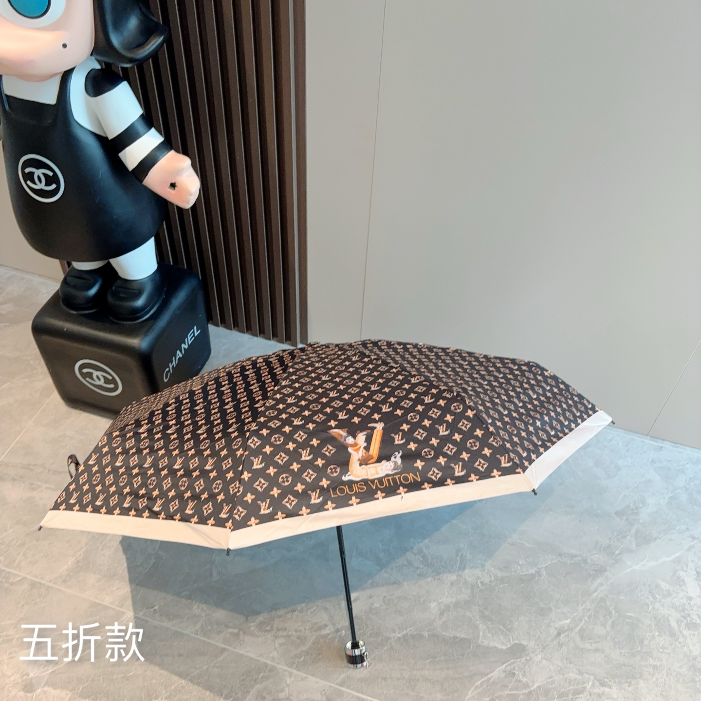   LOUIS VUITTON （路易威登）五折手开晴雨伞 新涂层技术深色伞面 拥有令人惊喜的遮光效果！