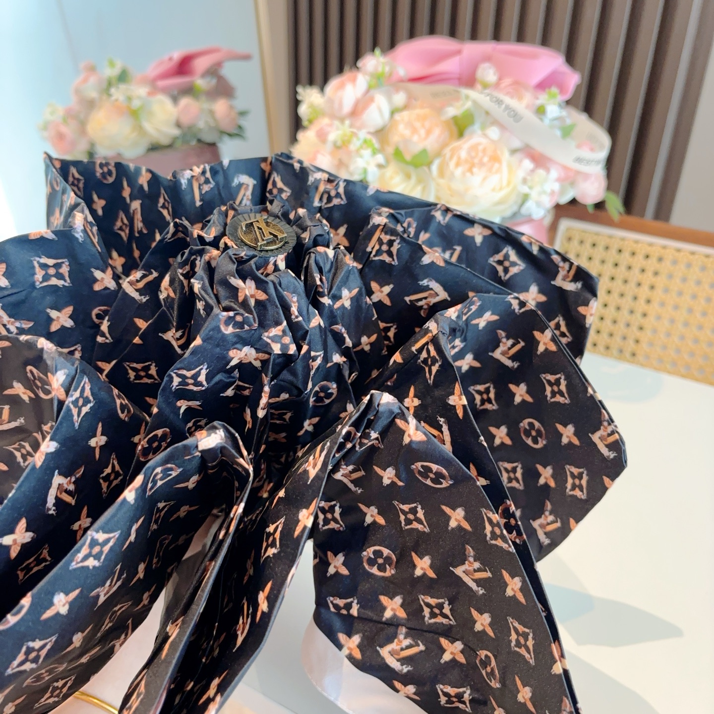   LOUIS VUITTON （路易威登）五折手开晴雨伞 新涂层技术深色伞面 拥有令人惊喜的遮光效果！