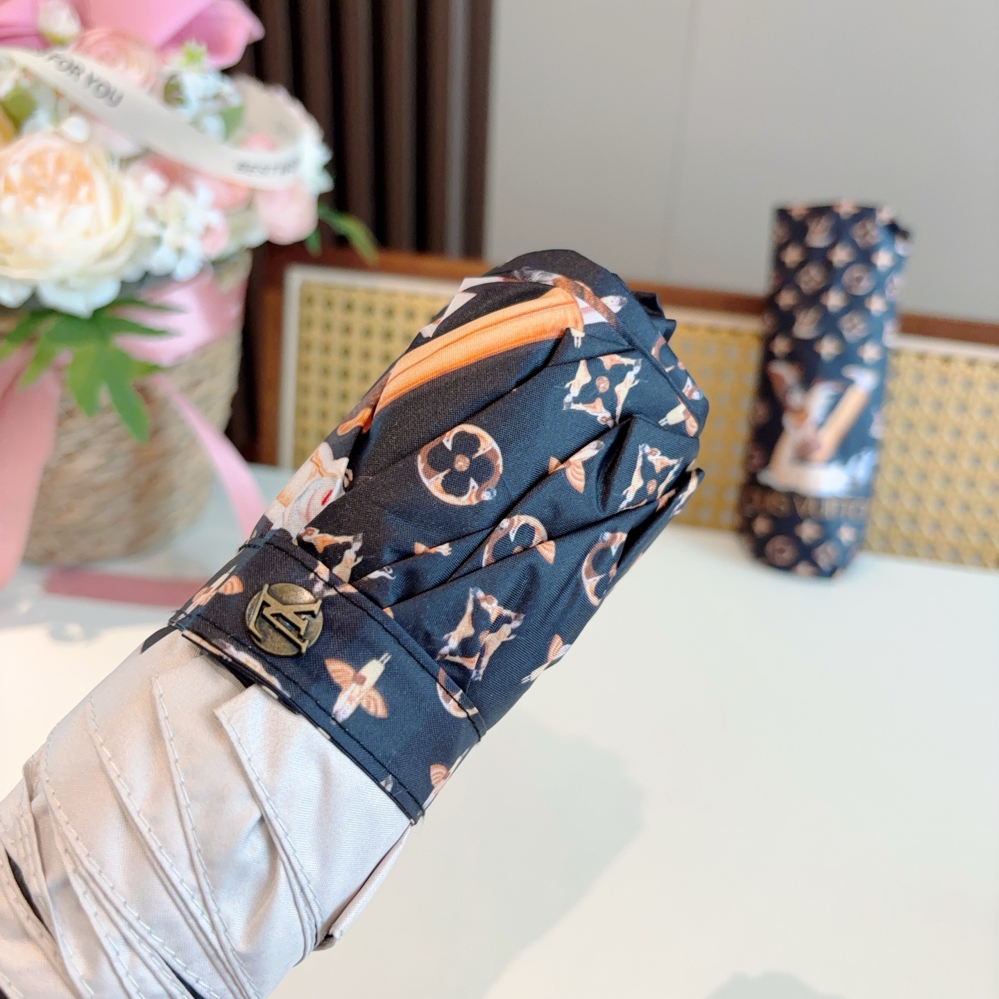   LOUIS VUITTON （路易威登）五折手开晴雨伞 新涂层技术深色伞面 拥有令人惊喜的遮光效果！