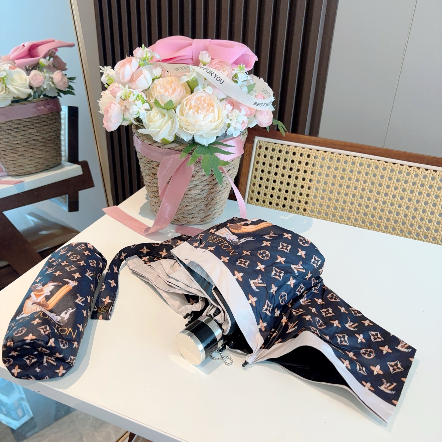   LOUIS VUITTON （路易威登）五折手开晴雨伞 新涂层技术深色伞面 拥有令人惊喜的遮光效果！