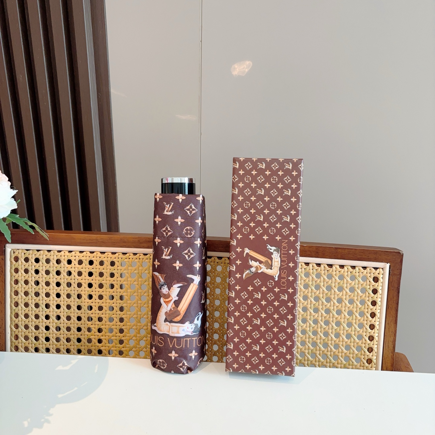   LOUIS VUITTON （路易威登）五折手开晴雨伞 新涂层技术深色伞面 拥有令人惊喜的遮光效果！