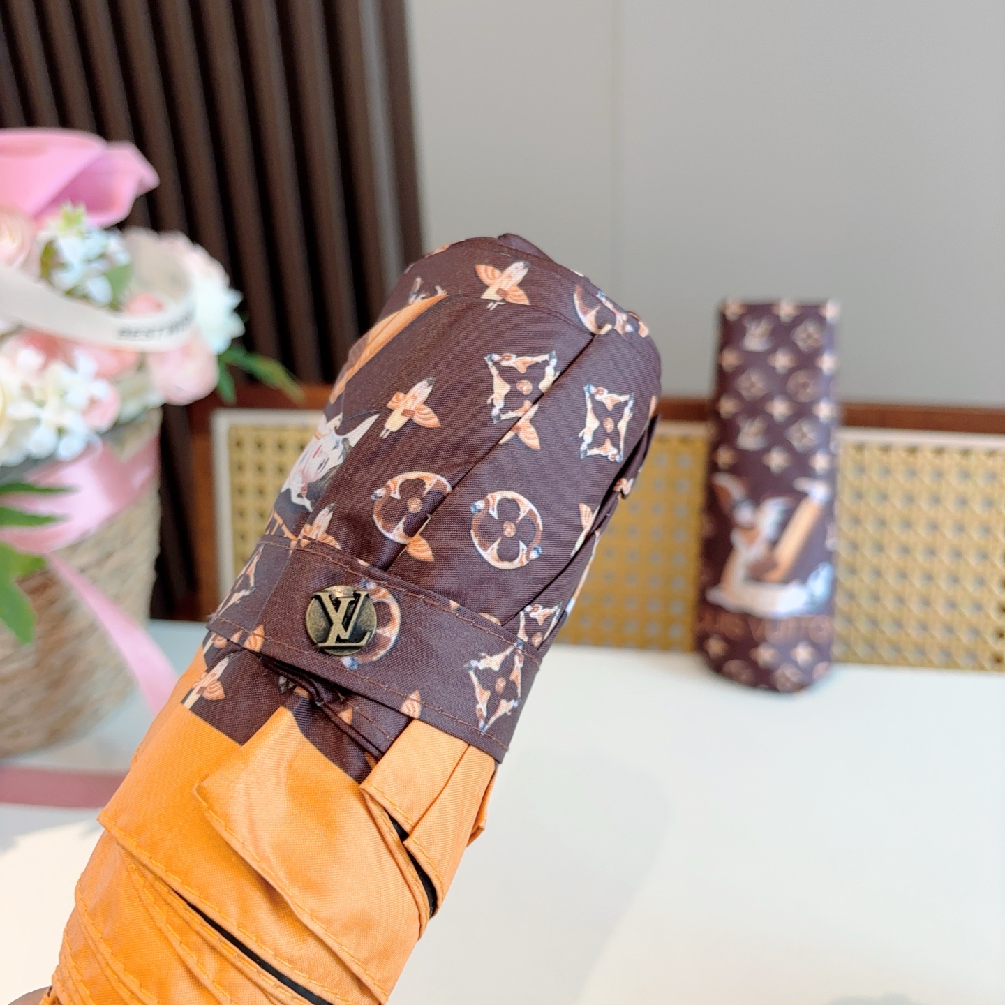   LOUIS VUITTON （路易威登）五折手开晴雨伞 新涂层技术深色伞面 拥有令人惊喜的遮光效果！