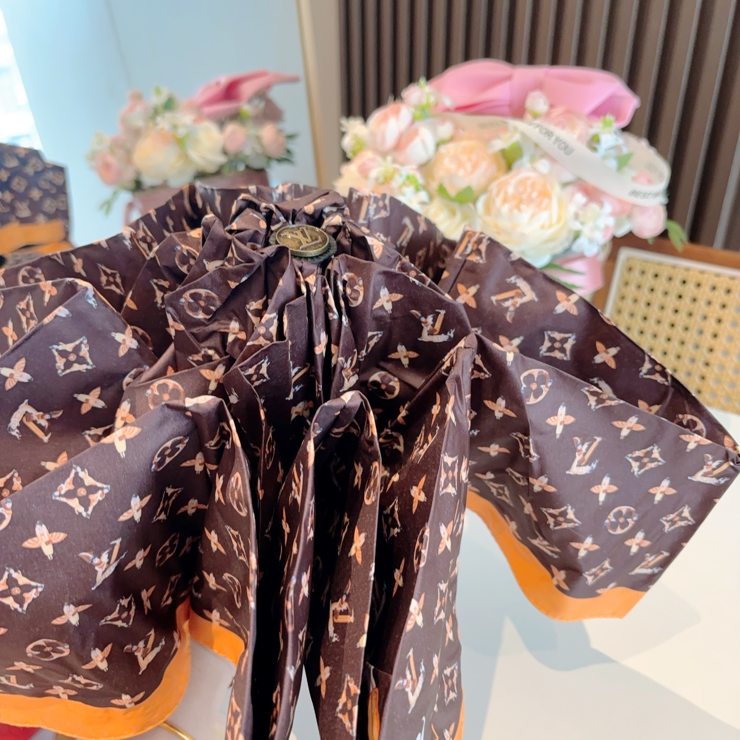   LOUIS VUITTON （路易威登）五折手开晴雨伞 新涂层技术深色伞面 拥有令人惊喜的遮光效果！