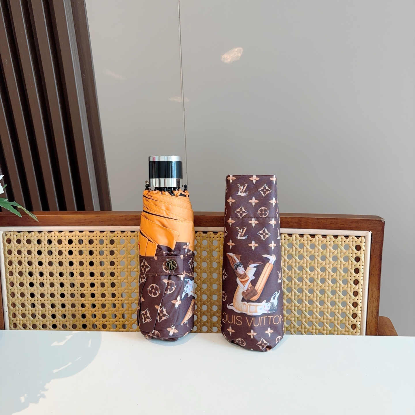   LOUIS VUITTON （路易威登）五折手开晴雨伞 新涂层技术深色伞面 拥有令人惊喜的遮光效果！