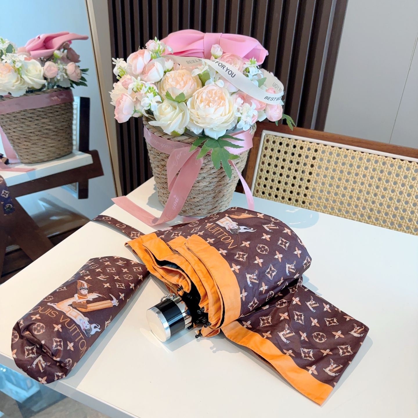   LOUIS VUITTON （路易威登）五折手开晴雨伞 新涂层技术深色伞面 拥有令人惊喜的遮光效果！