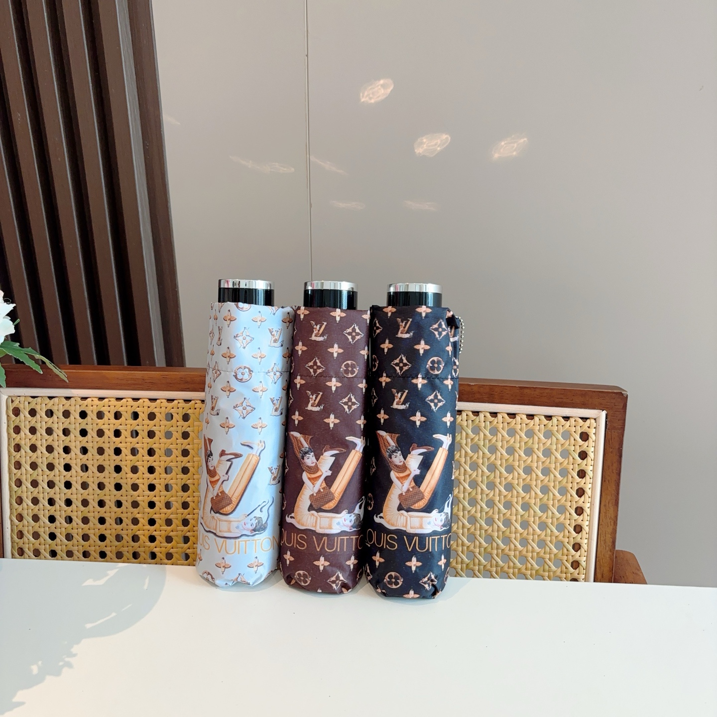   LOUIS VUITTON （路易威登）五折手开晴雨伞 新涂层技术深色伞面 拥有令人惊喜的遮光效果！