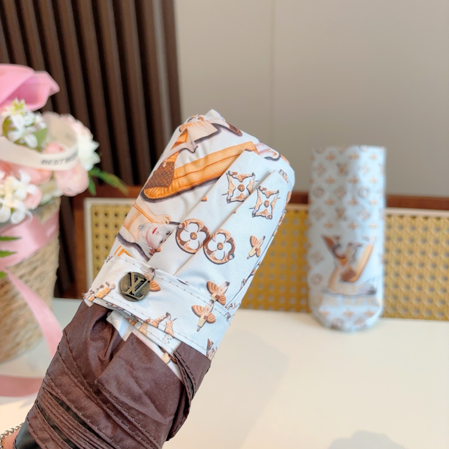   LOUIS VUITTON （路易威登）五折手开晴雨伞 新涂层技术深色伞面 拥有令人惊喜的遮光效果！