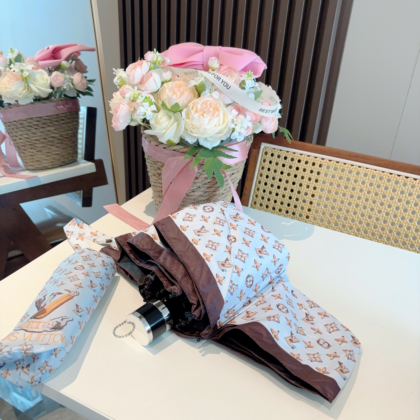  LOUIS VUITTON （路易威登）五折手开晴雨伞 新涂层技术深色伞面 拥有令人惊喜的遮光效果！
